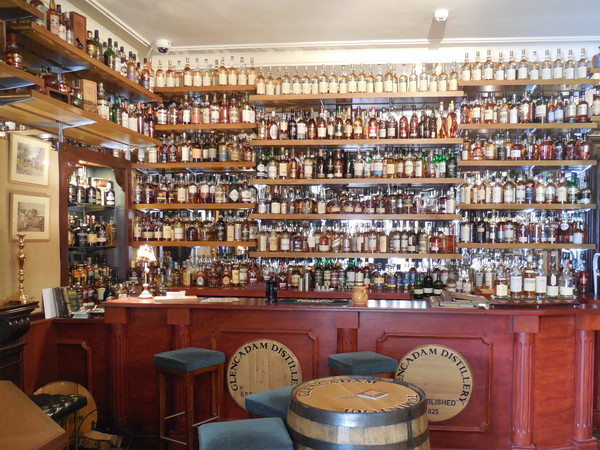 ▲Glenesk Hotel旅館珍藏的千瓶威士忌。（圖／gleneskhotel.com）