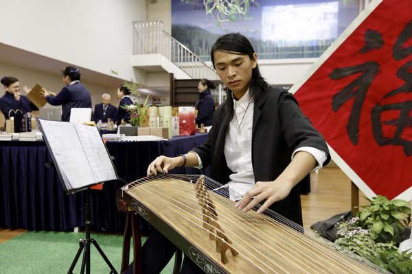 慈濟台北中山八德共修處最近舉行年終歲末祝福，安排古琴表演、花藝DIY外，更開放參觀三樓懷舊區參觀50年代生活用品。（圖／慈濟提供）