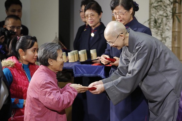 慈濟台北中山八德共修處最近舉行年終歲末祝福，安排古琴表演、花藝DIY外，更開放參觀三樓懷舊區參觀50年代生活用品。（圖／慈濟提供）