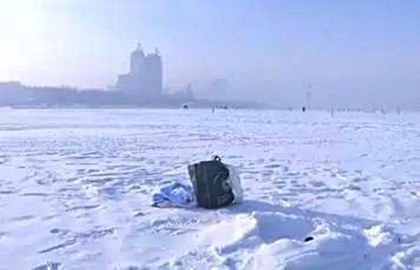 ▲▼哈爾濱冰江中綠色袋子…包裹「凍紫變形死嬰」！男打開嚇傻。（圖／翻攝新晚報）