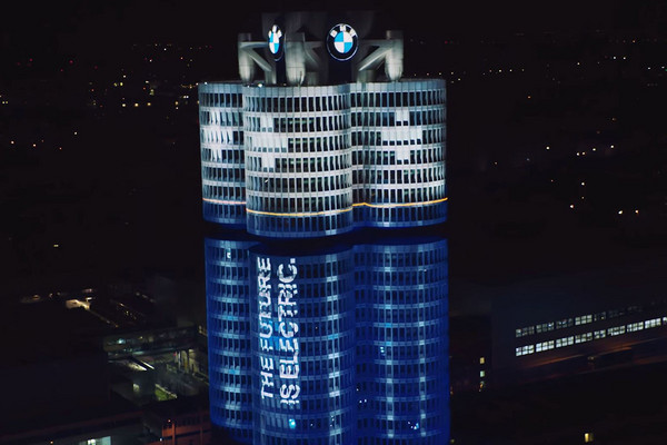 ▲BMW電動車年銷量破10萬台！慕尼黑總部變身「超大顆電池」。（圖／翻攝自BMW）