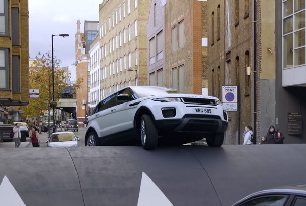 就算是世界最「大」的減速丘　Range Rover Evoque照樣翻給你看（圖／翻攝自Land Rover Youtube，以下同）