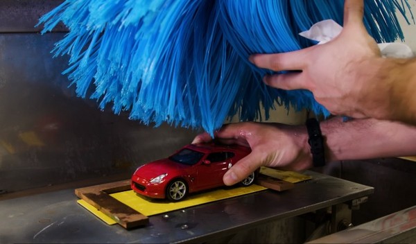 超暴力洗車機專洗模型車　日產保證自家烤漆品質NO.1（圖／翻攝自Nissan Youtube）