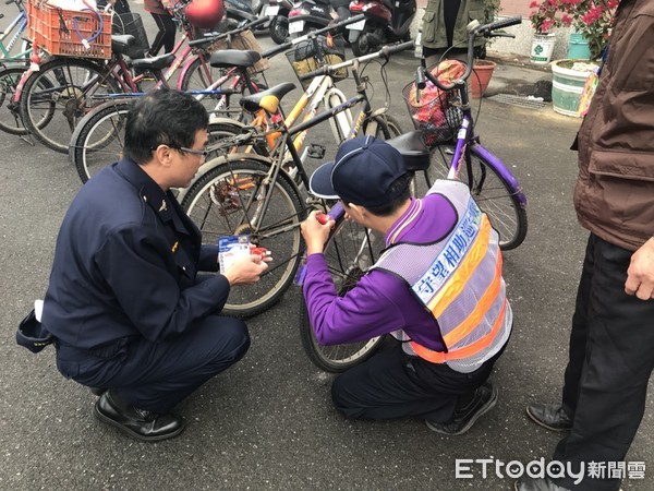 ▲台南市警三分局為社區長者自行車安裝車尾燈。（圖／警方提供）