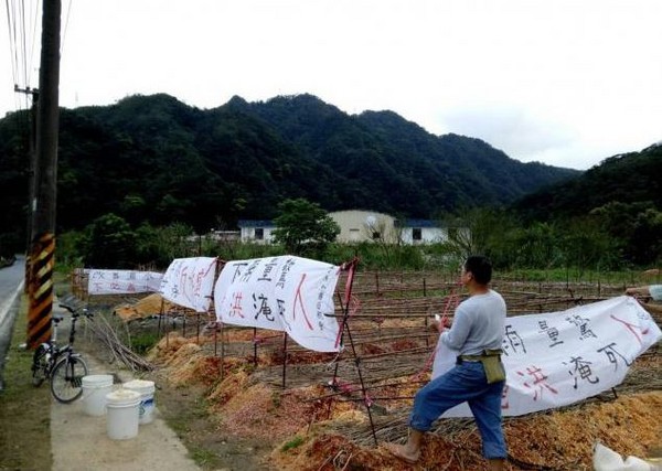 ▲▼居民在當地掛上抗議布條。（圖／翻攝自台灣環境資訊協會）