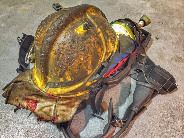 ▲▼消防員破門時遇到閃燃，頭盔遭大火燒融。（圖／記者陳豐德翻攝）
