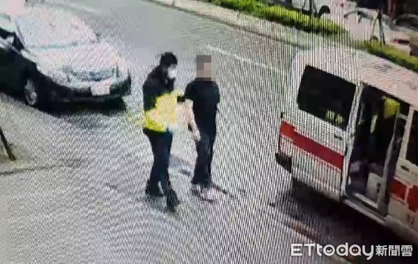 27歲女友肉身擋下體！賓士男土城被攔車扒光　全裸躺路中求救。（圖／記者林煒傑翻攝）