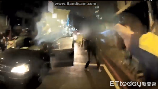 ▲員警發現黃男車輛離停等線異常遠，上前盤查展開警匪追逐，最後果然查獲毒品。（圖／記者林煒傑翻攝）