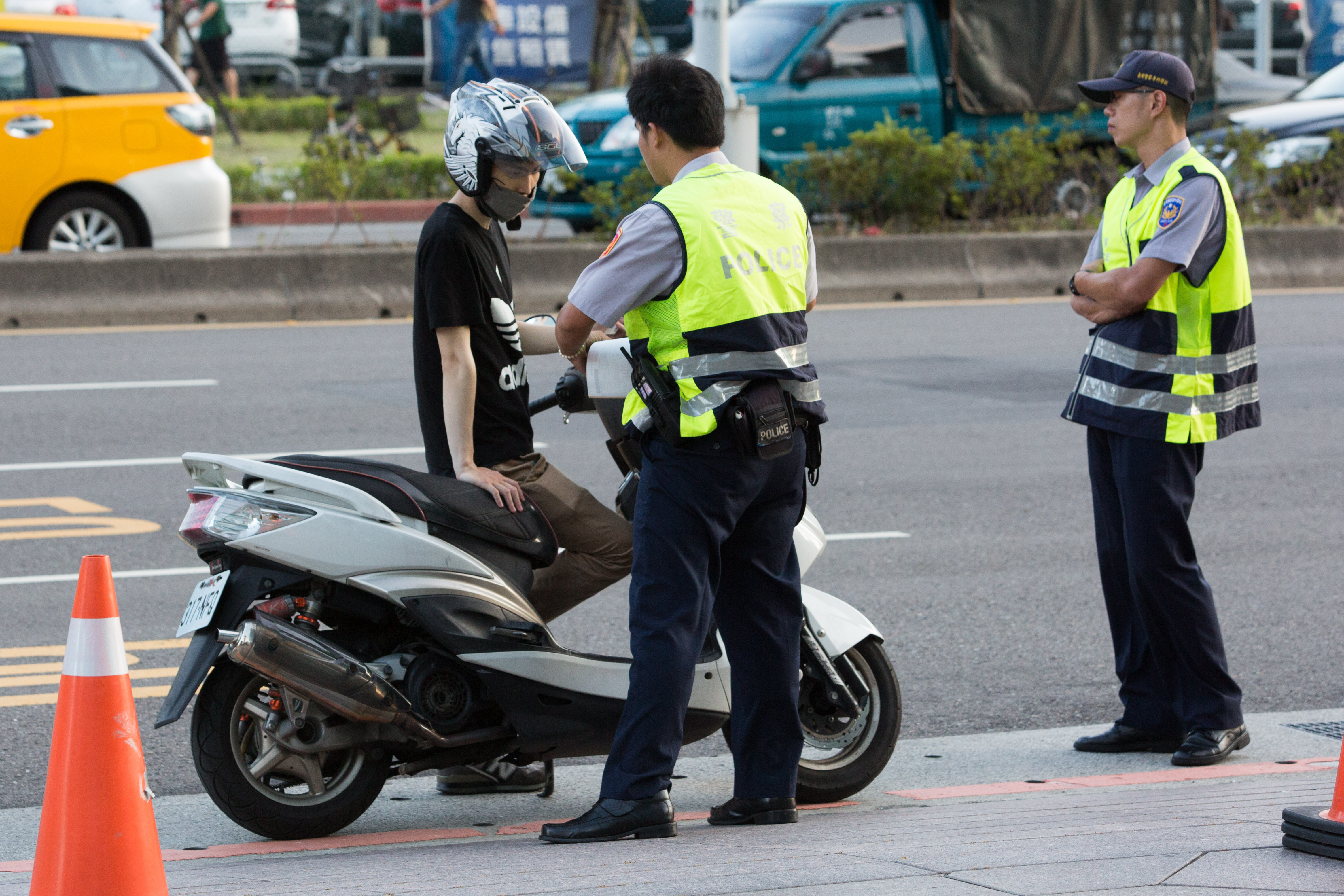 法院認定機車 熄火牽迴轉 不算闖紅燈基層警 照抓不誤 Ettoday社會新聞 Ettoday新聞雲