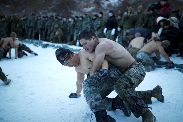 ▲▼ 美韓海軍陸戰隊進行雪地裸身演訓。（圖／路透社）