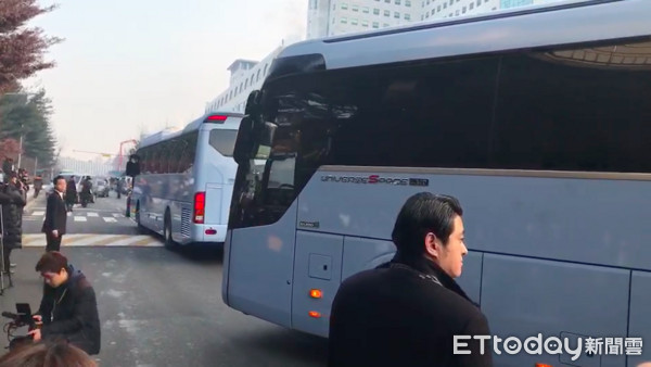 鐘鉉出殯，家屬兩台巴士緊跟靈車後陪伴。（圖／記者吳睿慈攝）