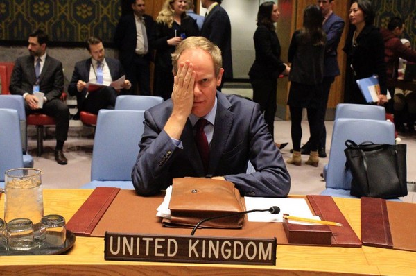 ▲▼ 英國駐聯合國大使瑞克勞福特（Matthew Rycroft）在出席安全理事會時，也以一張右手遮住眼睛的照片跟進響應「#與卡林同在」。（圖／翻攝自Twitter／MatthewRycroft1）