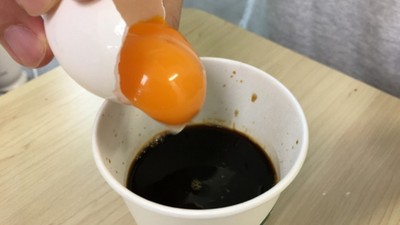 「生蛋黃+咖啡」蹦出新滋味？日本大叔直呼：更順口的espresso！