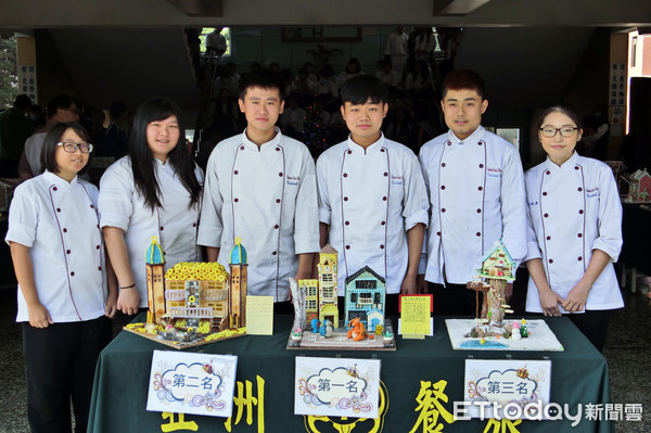 ▲亞洲餐旅學校舉辦薑餅屋創意設計大賽，今年以「我的夢幻薑餅屋」為主題，學生發揮無限創意，展現薑餅屋作品（圖／亞餐提供）。