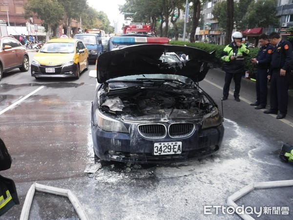 ▲北市交通大隊BMW警車行進間起火，疑BMW原廠曾召回車款。（圖／記者柳名耕翻攝）