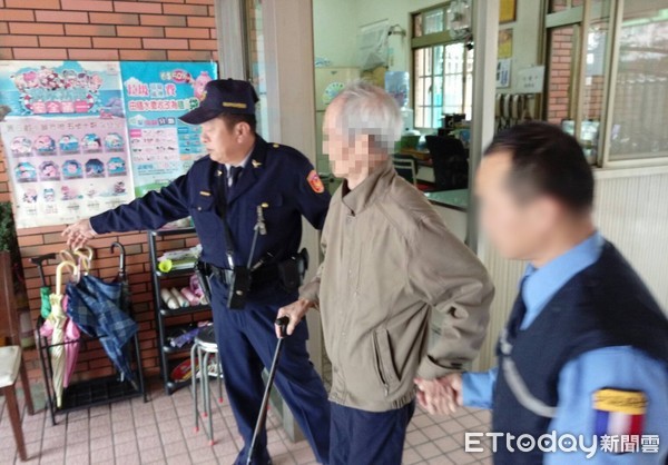 ▲▼暖警攙扶著迷途老翁找到回家的路。（圖／記者陳豐德翻攝）