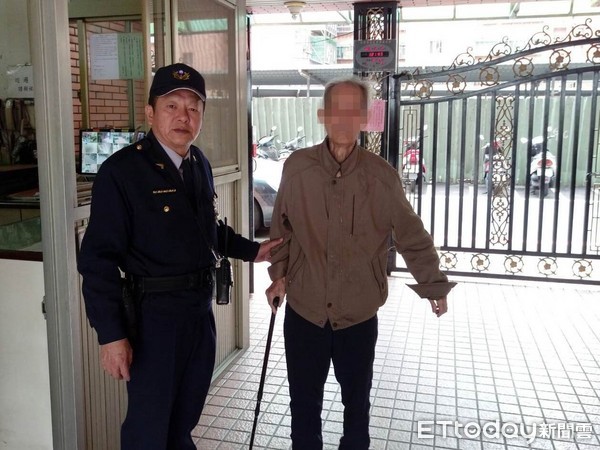 ▲▼暖警攙扶著迷途老翁找到回家的路。（圖／記者陳豐德翻攝）