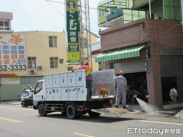 ▲▼ ▲台南市環保局積極動員人力進行全市環境整頓、垃圾清除、噴藥殺菌工作。（圖／環保局提供）