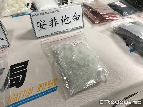 ▲搶賺耶誕商機！分裝廠藏身新莊豪宅，警扣市值百萬咖啡包。（圖／記者柳名耕攝）