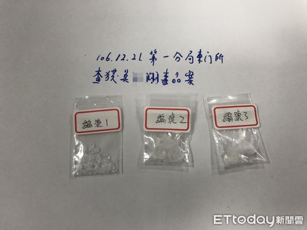 ▲警方起獲從吳姓毒品通緝犯外套口袋掉出的安非他命毒品。（圖／記者林悅翻攝）