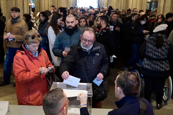 ▲加泰隆尼亞今日舉行自治議會的特別改選，民眾皆踴躍參與選舉。（圖／CFP）