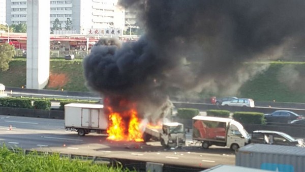 ▲▼國道南下6車追撞起火3人遭燒成焦屍，。（圖／翻攝自林口大家庭）