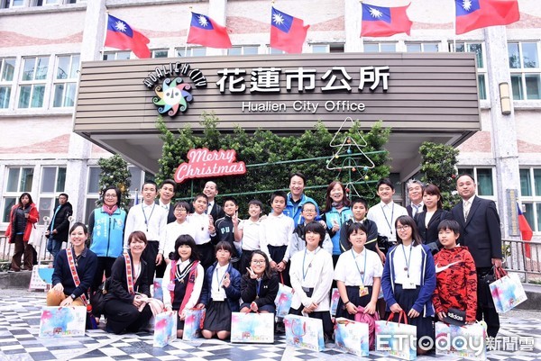日本與那國町三所小學六年級師生一行23人到台灣做為期五天畢業之旅，並與花蓮縣太巴塱國小進行互動交流，離台前拜會花蓮市長魏嘉。（圖／花蓮市公所提供）