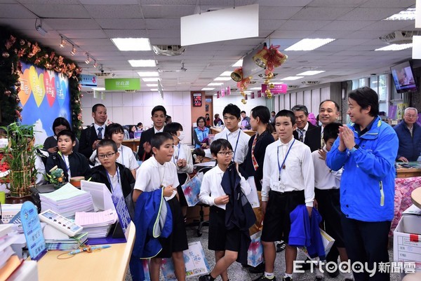 日本與那國町三所小學六年級師生一行23人到台灣做為期五天畢業之旅，並與花蓮縣太巴塱國小進行互動交流，離台前拜會花蓮市長魏嘉。（圖／花蓮市公所提供）