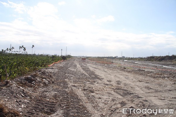 台東縣長黃徤庭主持太平溪左岸路堤共構新建工程開工典禮，工程全長5.8公里，總工程經費9.2億元，預計107年12月完工，黃健庭表示這是他任內的重要工程計畫，工程完成後將創造交通瓶頸改善，以及太平溪河川治理的雙贏局面。（圖／台東縣政府提供）