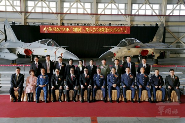 漢翔公司於21日舉行翔展二號交機典禮，空軍、中科院代表、執行翔展案有功人員合影留念。（漢翔公司提供）