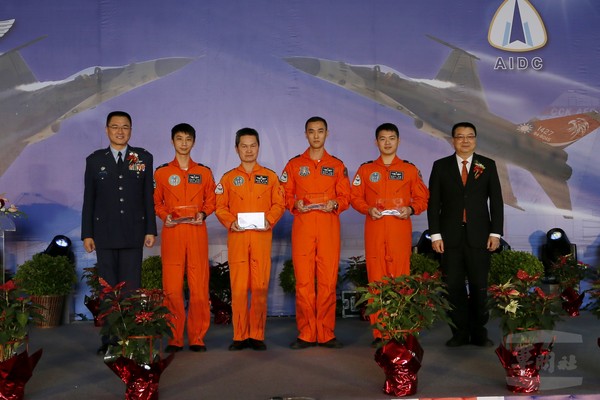漢翔公司於21日分別授證空軍第三聯隊陳上校等4名飛行員2,000、1,000小時飛行時數認證。（漢翔公司提供）