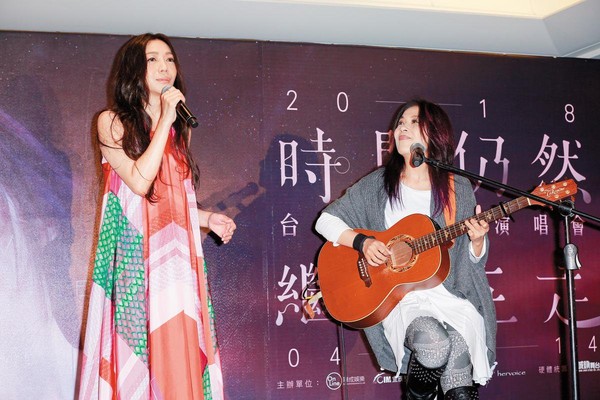 〈時間仍然繼續在走〉是萬芳（左）出道的第一首歌，但直到近日為了替台北小巨蛋演唱會宣傳，才跟歌曲作者曾淑勤（右）在台灣首度合唱。（林弘斌攝）