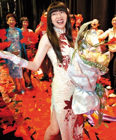 拿到第39屆金鐘獎戲劇節目女主角時，萬芳正在演舞台劇，在後台接受獻花。（東方IC） 