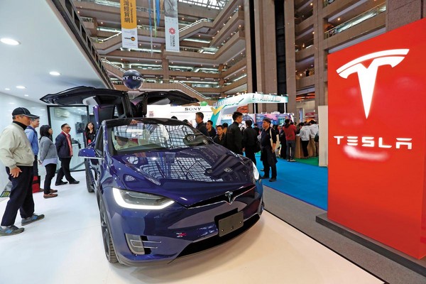 電動車熱潮帶動鎳價漲翻天，原油價格也持續攀升，原物料相關產業明年獲利預估增長近18％。