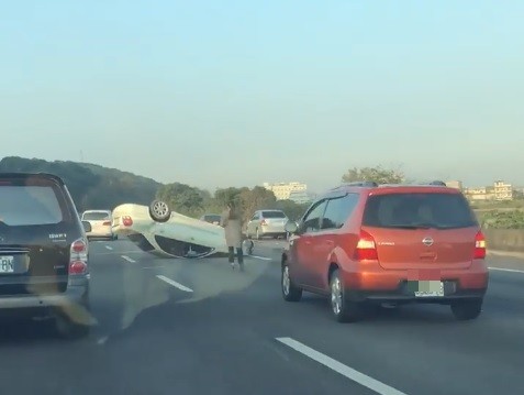 ▲▼「女神」擋車衝上前協助駕駛脫困！（圖／翻攝自爆料公社）