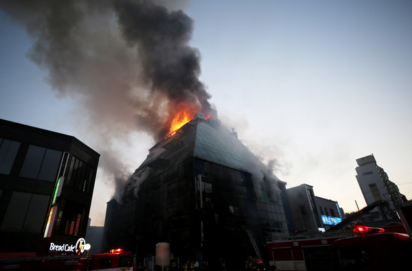 ▲▼南韓健身中心大火，造成29人身亡。（圖／路透社）