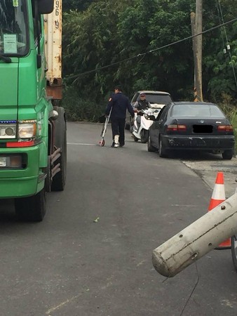 ▲▼  警左腳傷拄拐杖一跛跛處理車禍　網心疼：波麗士大人辛苦了！ （圖／翻攝自嘉義縣議員詹琬蓁臉書，下同）