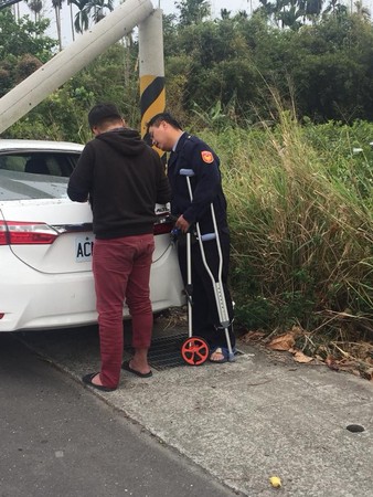 ▲▼  警左腳傷拄拐杖一跛跛處理車禍　網心疼：波麗士大人辛苦了！ （圖／翻攝自嘉義縣議員詹琬蓁臉書，下同）