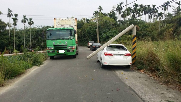 ▲▼  警左腳傷拄拐杖一跛跛處理車禍　網心疼：波麗士大人辛苦了！ （圖／翻攝自嘉義縣議員詹琬蓁臉書，下同）