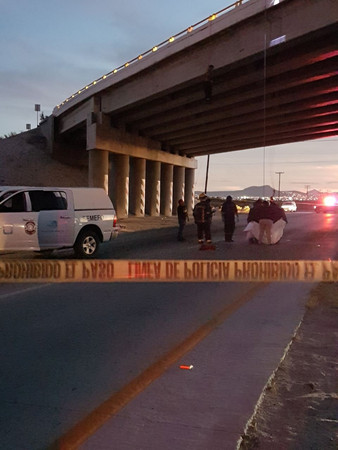 ▲▼ 墨西哥日前驚傳3座橋上共掛有6具屍體，當地媒體報導，犯罪現場找到幫派集團留下的證據，寫有「這就是任何立場跟我們不同的人的下場」。（圖／路透社）