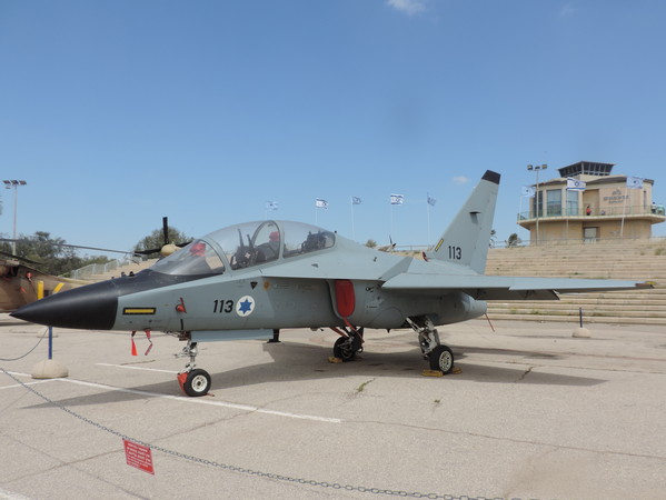 ▲▼M-346教練機是義大利李奧納多公司研發的高級教練機，義大利空軍型號為T-346，參與美國空軍T-X計畫型號則是T-100。（圖／翻攝自維基百科）