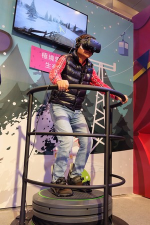 ▲  市府一樓大廳變身VR極限運動遊樂園 陪你一路玩到跨年。（圖／新北市提供）