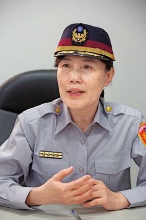 高雄市婦幼警察隊長陳玲君呼籲，父母應多注意子女網路使用情形。
