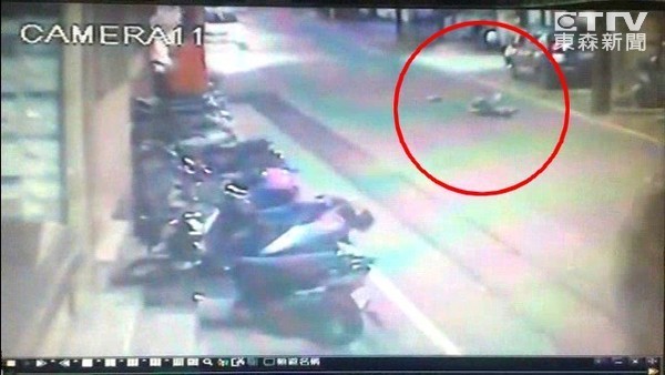 情侶同車大吵，男跳車重創頭部亡,女子被判刑。（圖／東森新聞）