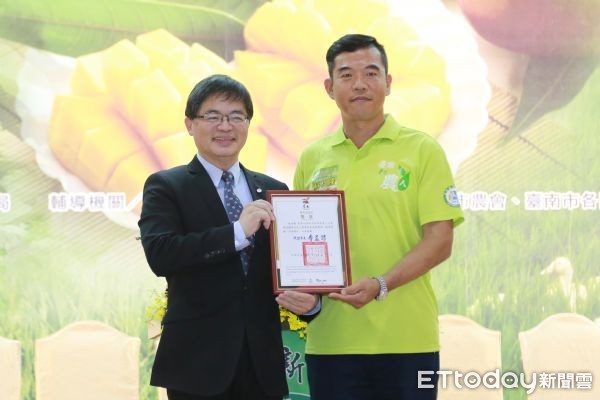 ▲台南市長李孟諺授證予百萬新農人，由善化區新農人蘇程隆代表。（圖／市府提供）