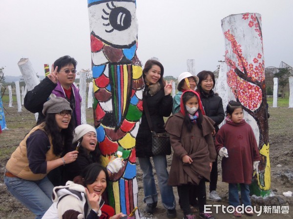 元旦連假花蓮大農大富平地森林園區邀請大家一起來為國際藝術作品「生命寶樹」新年換新裝！彩繪新春限定、個人專屬的繽紛漂流木。（圖／花蓮林管處提供）