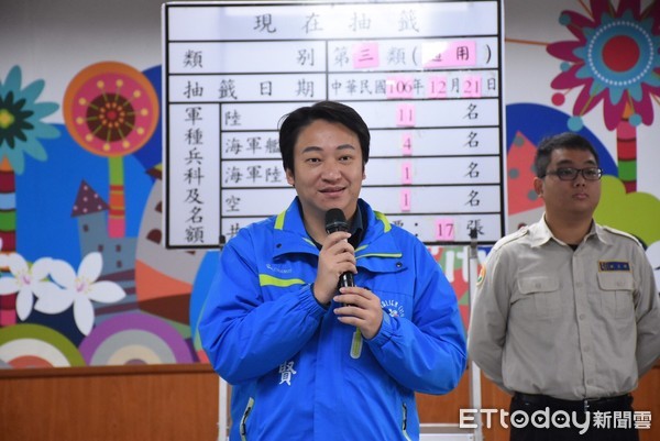 花蓮市公所在役男抽籤作業時透過宣導，讓役男及家屬了解替代役制度的新規劃，以及明年起施行全募兵制，義務役一詞將逐漸走入歷史。（圖／花蓮市公所提供）