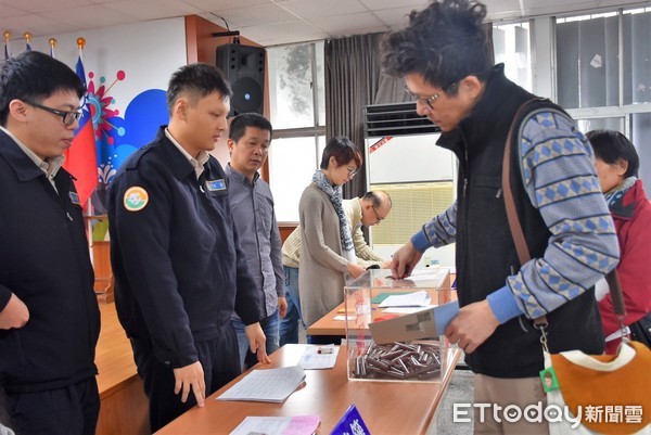 花蓮市公所在役男抽籤作業時透過宣導，讓役男及家屬了解替代役制度的新規劃，以及明年起施行全募兵制，義務役一詞將逐漸走入歷史。（圖／花蓮市公所提供）
