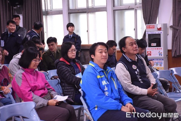 花蓮市公所在役男抽籤作業時透過宣導，讓役男及家屬了解替代役制度的新規劃，以及明年起施行全募兵制，義務役一詞將逐漸走入歷史。（圖／花蓮市公所提供）