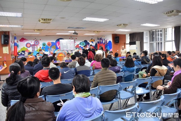 花蓮市公所在役男抽籤作業時透過宣導，讓役男及家屬了解替代役制度的新規劃，以及明年起施行全募兵制，義務役一詞將逐漸走入歷史。（圖／花蓮市公所提供）
